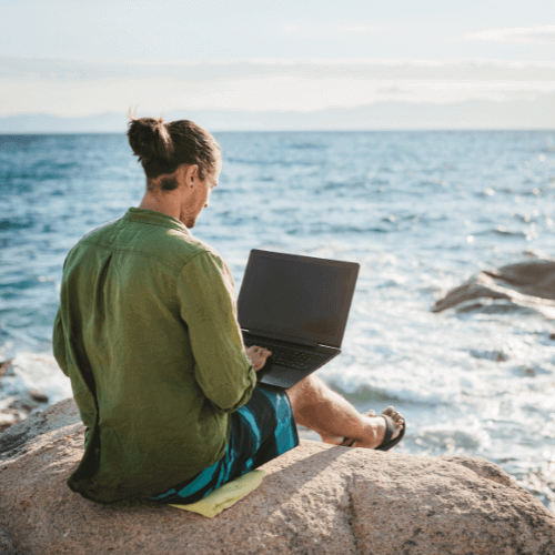 Nómada digital trabajando en un café